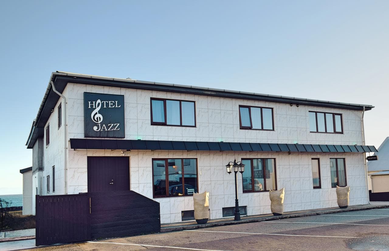 Hotel Jazz, a white two storey building with the treble clef sign, in Keflavík